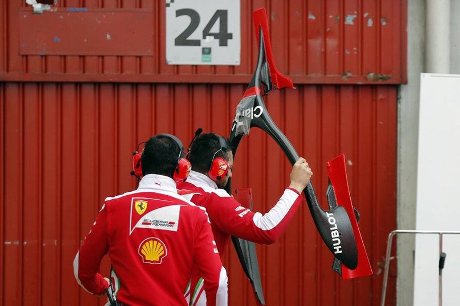 Grande novit a Montmelo&#39;: la Ferrari di Kimi Raikkonen ha fatto esordire in via sperimentale il sistema Halo, una sorta di cupolino di protezione della testa del pilota. La F1 sta valutando l&#39;introduzione per accrescere la sicurezza e provare a evitare incidenti fatali come quello costato la vita al povero Jules Bianchi
